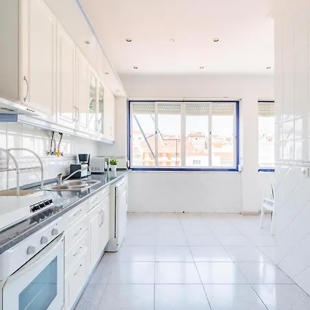 Almirante With 3 Bedrooms Lisbon